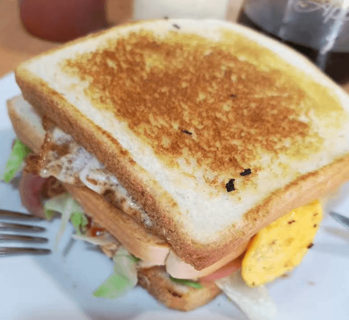 Sandwich Mixto con Huevo y Bacon